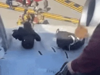 A kényszerleszállás után vészcsúszdákon hagyták el a repülőgépet az utasok