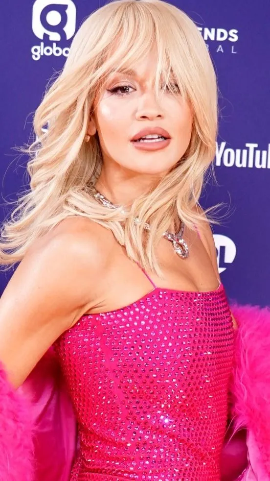 Csak a papírcsákó takarja az énekesnő meztelen melleit – gátlástalanul mutogatja szexi testét