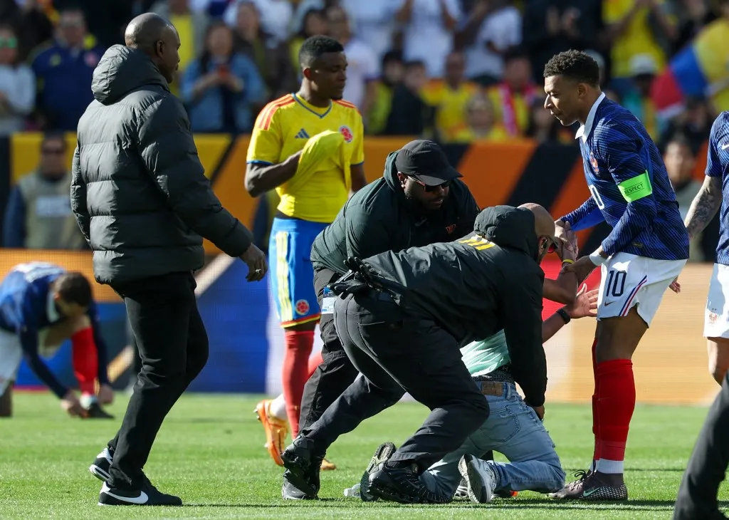 Azonnal elkapták a biztonságiak a Kylian Mbappét megrohamozó szurkolót