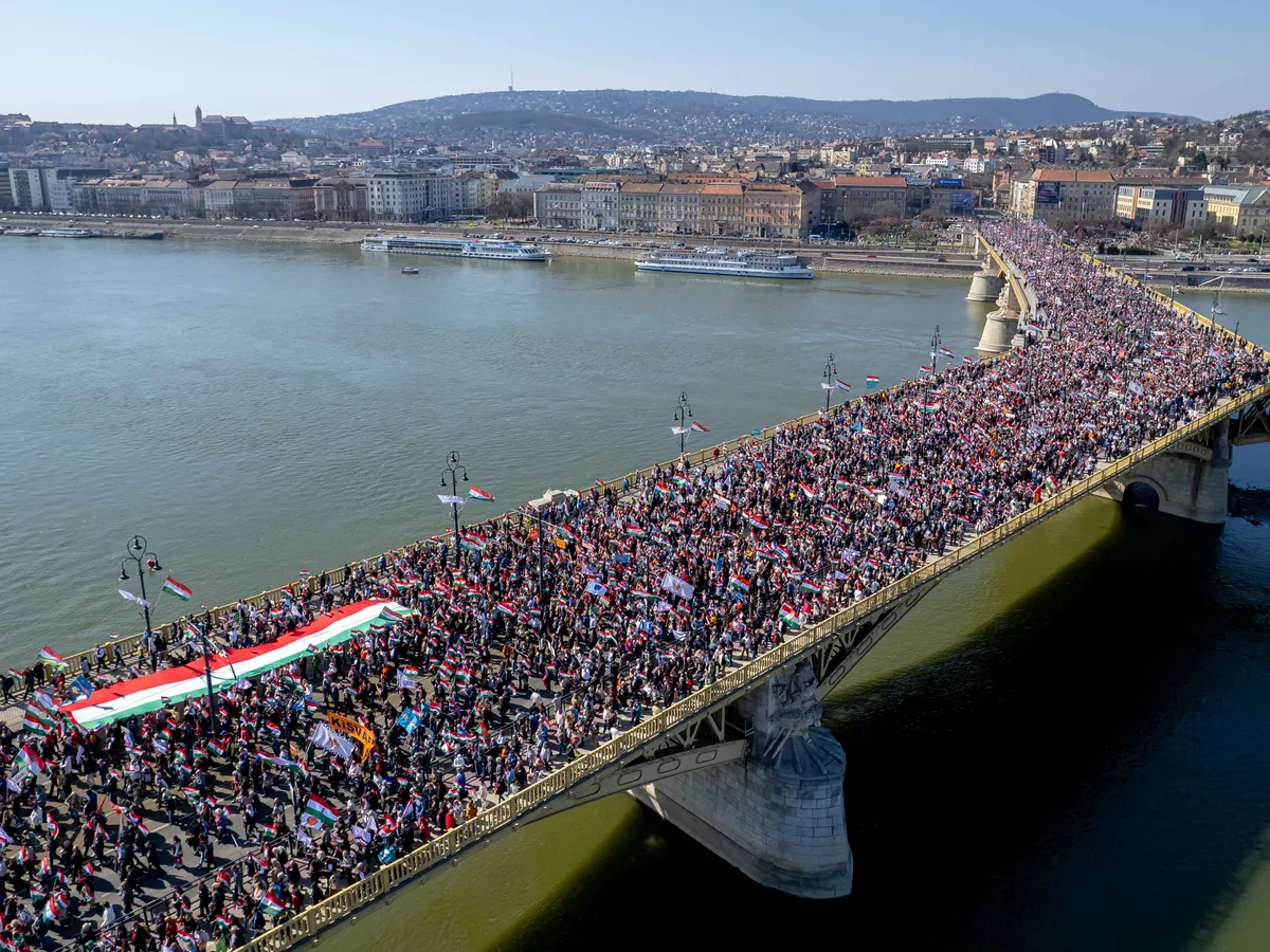 Békemenet, békemenet2026, békemenet2026.03.15., felvonulás, Civil Összefogás Fórum, CÖF, BékemenetCÖF, Fidesz,
  Budapest, 2026. március 15.
A drónnal készült képen a Civil Összefogás Fórum - Civil Összefogás Közhasznú Alapítvány (CÖF-CÖKA) Békemenetének résztvevői a Margit hídon az 1848-49-es forradalom és szabadságharc kitörésének évfordulóján 2026. március 15-én.
MTI/Czeglédi Zsolt