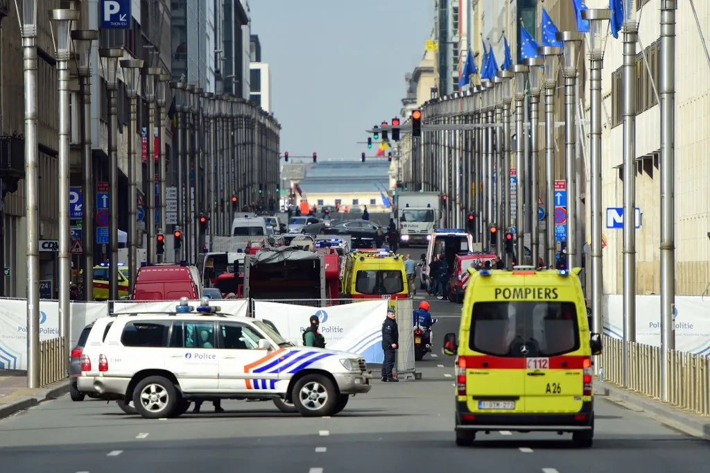 Rendőrök őrzik a lezárt terület bejáratát a Maelbeek metróállomásnál Brüsszelben 2016. március 22-én, miután a brüsszeli terrortámadás halálos áldozatokat és sérülteket követelt az EU-intézmények közelében – Fotó: Emmanuel Dunand / AFPFotó: EMMANUEL DUNAND / AFP