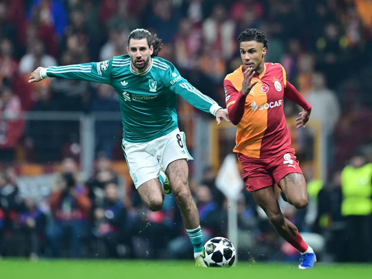 ISTANBUL, TURKIYE - MARCH 10: Galatasaray’s Ismail Jakobs (R) competes against Liverpool’s Dominik Szoboszlai (8) during the UEFA Champions League round of 16 play-off first leg match between Galatasaray and Liverpool at RAMS Park in Istanbul, Turkiye, on March 10, 2026. Abdulhamid Hosbas / Anadolu (Photo by ABDULHAMID HOSBAS / Anadolu via AFP)