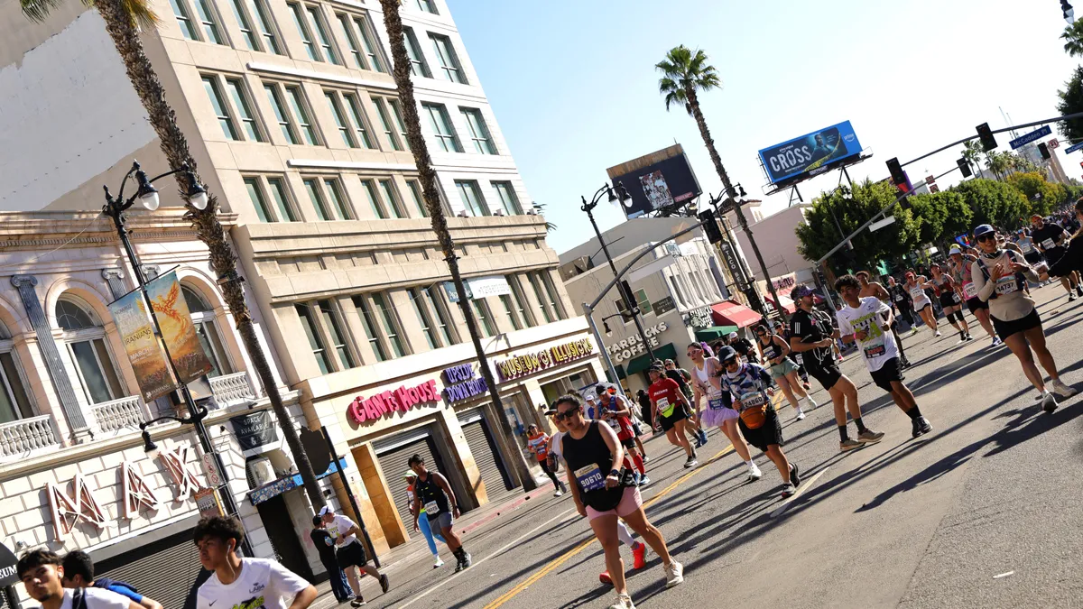 A Los Angelesben zajló maratonon elképesztő befutót láthatott mindenki – videó