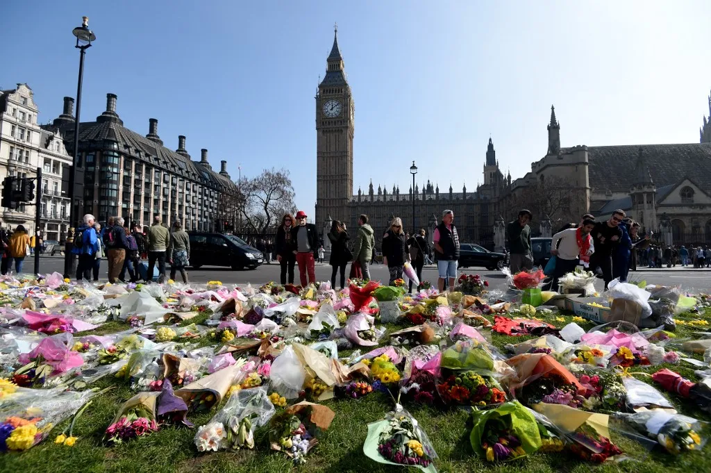 Virágokat helyeztek el a Parlament épülete előtt a 2017. március 22-i londoni terrortámadás áldozatainak emlékére. - LONDON, ENGLAND - MARCH 27: Flowers are left outside the Houses of Parliament to pay tribute to the victims of Westminster terror attack on March 27, 2017 in London, England. Five people including the assailant were killed and around 40 people injured following last week's attack outside the Houses of Parliament in Westminster.
Kate Green / Anadolu Agency (Photo by Kate Green / ANADOLU AGENCY / Anadolu via AFP)