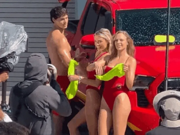 A Baywatch forgatásán habok között készült látványos jelenet Livvy Dunne csatlakozik Jessica Belkinhez és Noah Beckhez egy szappanos, habos autómosó-jelenetben a Baywatch című sorozatban, LivvyDunneJessicaBelkin