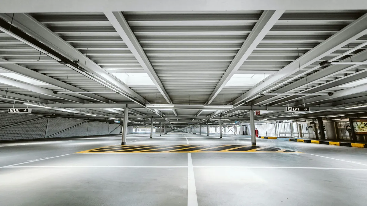 Kaposváron és a Balatonnál emelkednek a garázsárak, Budapest belvárosában rekordárak