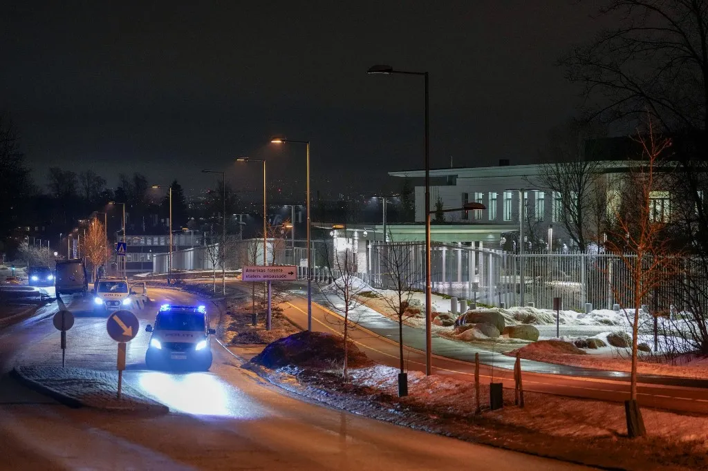 Robbanást jelentettek az Oslóban (Norvégia) található amerikai nagykövetség épületénél, Large police resources are in place at the US embassy on Sunday night after a loud bang was reported at the site. No injuries were reported in Oslo on March 8, 2026. (Photo by Javad Parsa / NTB / AFP) / Norway OUT