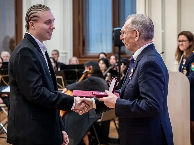 A Bátorságért Érdemjel egyik idei kitüntetettje egy 15 éves diák lett, aki égő házból mentette ki kisöccsét.