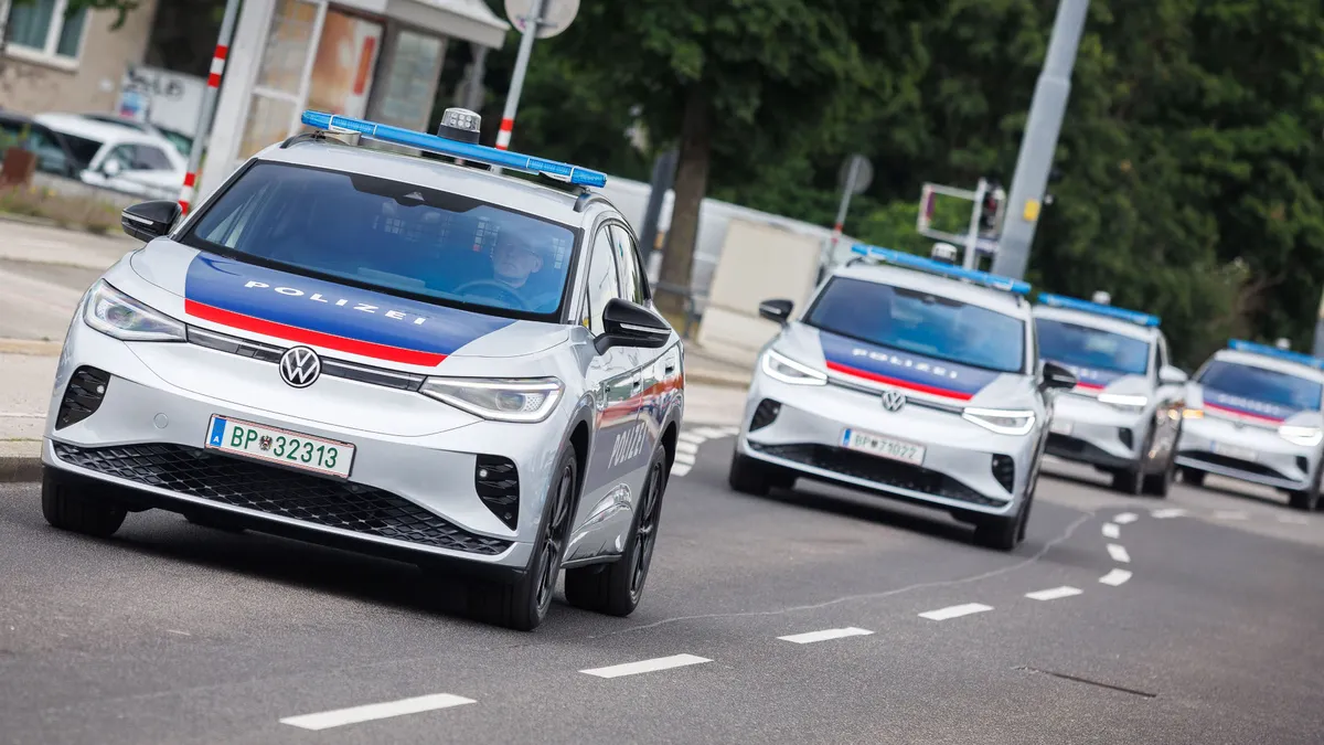 Műszak közben benzines autókra kellett cserélni a villanyautókat, úgyhogy menniük kell a rendőrség kötelékéből