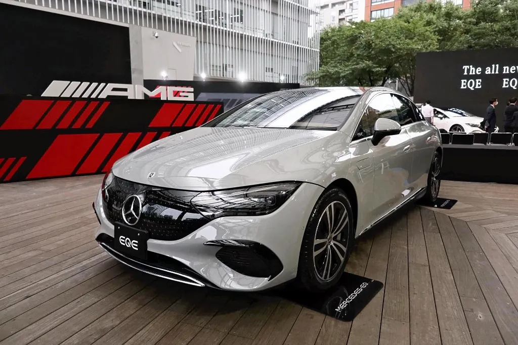 Mercedes-Benz unveils  EQE at a showroom in Minato Ward, Tokyo on Sept. 29, 2022. The vehicles boast of 700-kilometer-long on a single charge battery and the price starts from  12.48 million yen (86,223.70 US$).  ( The Yomiuri Shimbun ) (Photo by Ken Tsuzuki / The Yomiuri Shimbun via AFP)