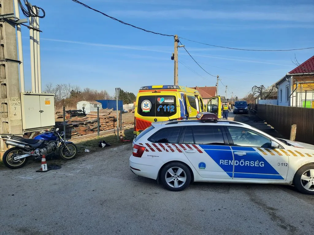 Halálos motorbaleset Napkoron, a tavasz első napján. A hideg aszfalton megcsúszhatott a motor