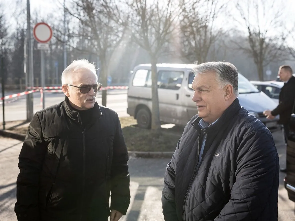 Orbán Viktor miniszterelnök (j) és Hernádi Zsolt, a MOL-csoport elnök-vezérigazgatója a százhalombattai kőolajfinomítóban 2026. február 28-án.
MTI/Miniszterelnöki Kommunikációs Főosztály/Kaiser Ákos