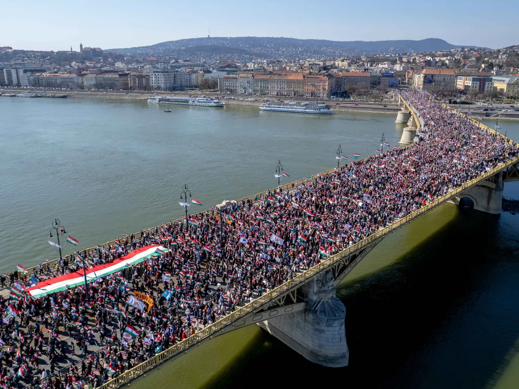 Békemenet, békemenet2026, békemenet2026.03.15., felvonulás, Civil Összefogás Fórum, CÖF, BékemenetCÖF, Fidesz,
  Budapest, 2026. március 15.
A drónnal készült képen a Civil Összefogás Fórum - Civil Összefogás Közhasznú Alapítvány (CÖF-CÖKA) Békemenetének 