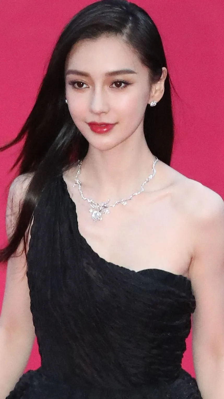 A kínai szupermodell, Angelababy akár egy drága porcelánbaba, törékeny és elérhetetlennek tűnik – lenyűgöző képgaléria