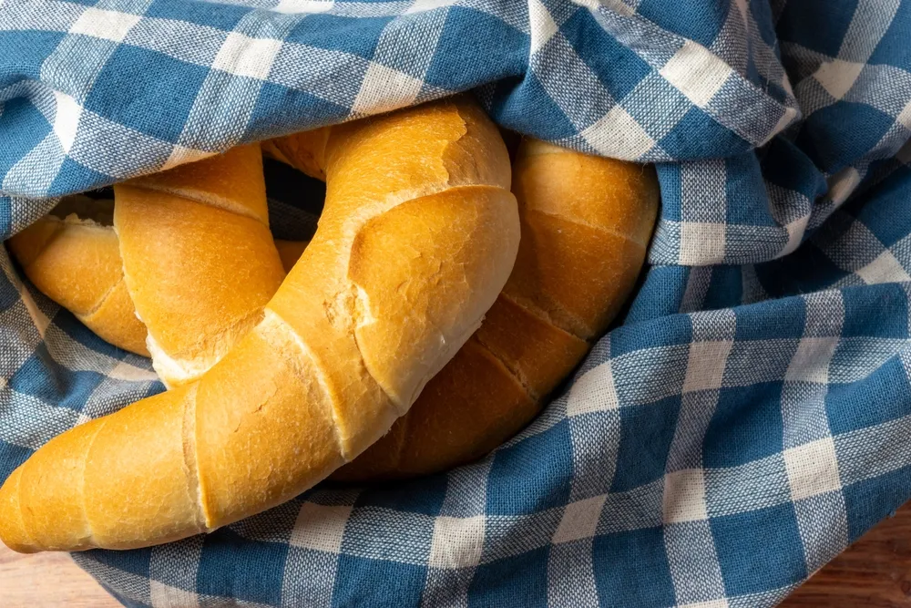 Aranybarnára sült kiflik a konyharuhában – frissen is csábítóak, de másnap sem kell, hogy a kukában végezzék