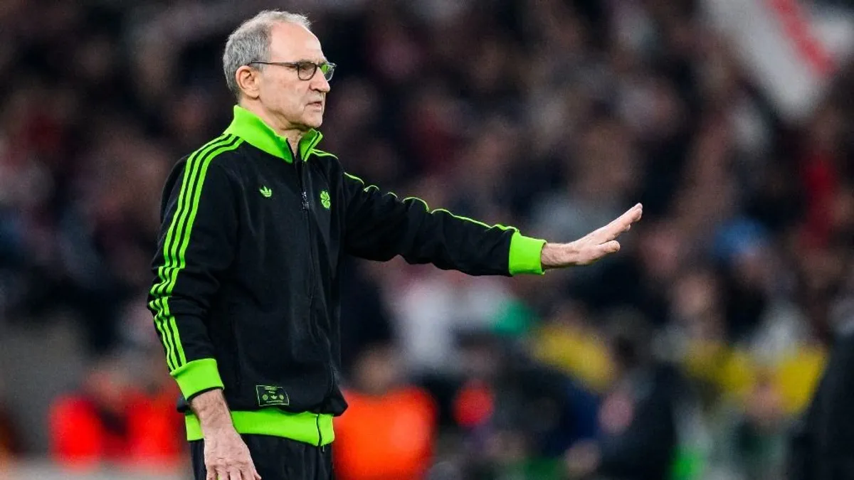 74 éves edzőlegenda állt a verekedő sztárfocisták közé – videó