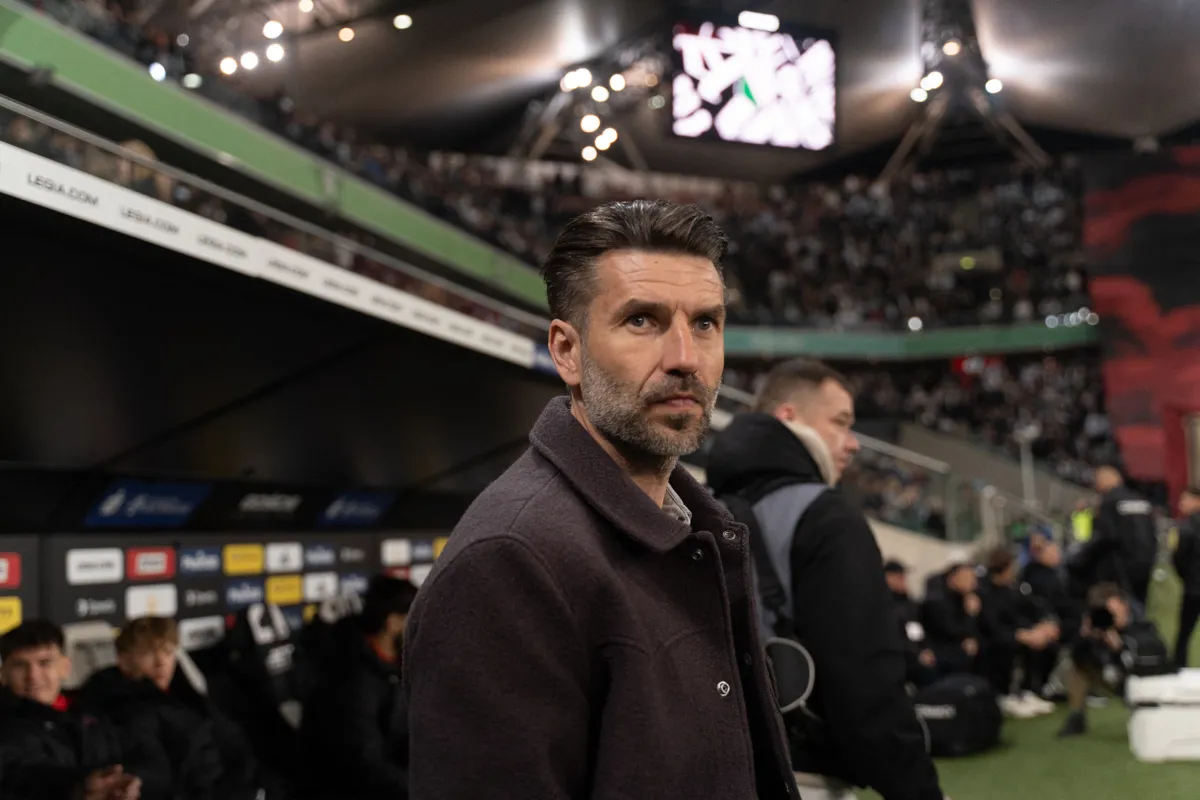 Luka Elsner, a Cracovia vezetőedzője a Legia Warszawa elleni lengyel bajnokin a varsói Józef Piłsudski Stadionban Fotó: MAREK ANTONI IWANCZUK / NurPhoto