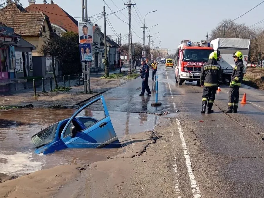 Elnyelt egy autót a csőtörés miatt beszakadt úttest a XVI. kerületben