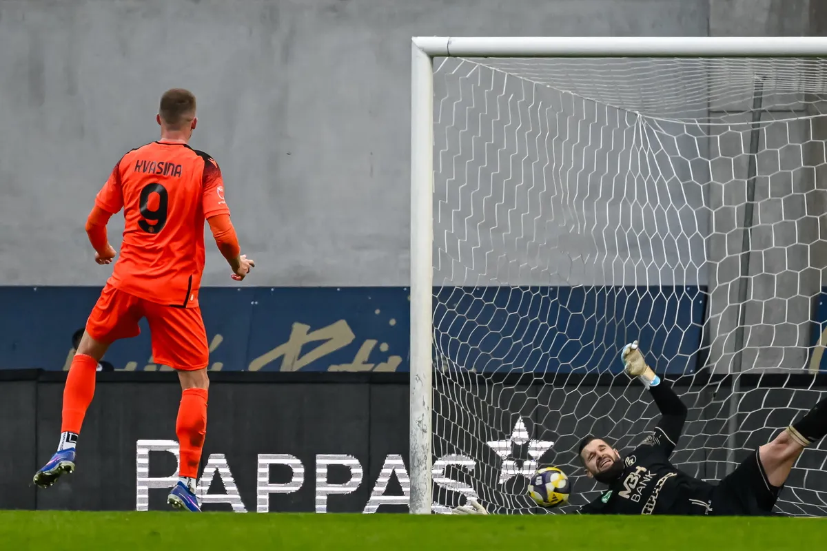 A vendég Nyíregyháza büntetőből szerzett vezetést a Puskás Akadémia otthonában Fotó: Vasvári Tamás / MTI Fotószerkesztõség