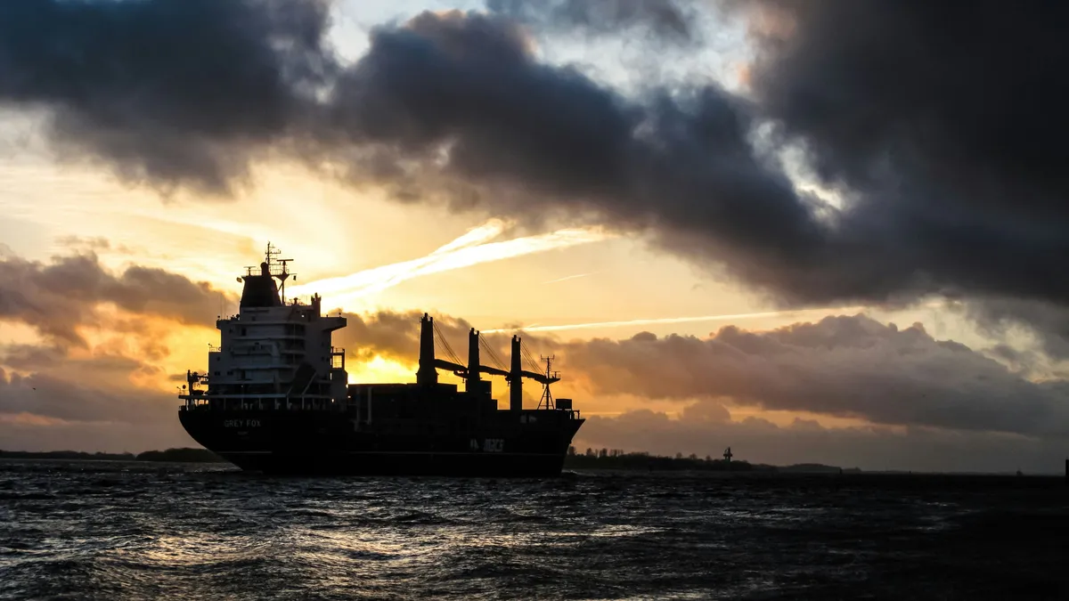 Továbbra is nagy a bizonytalanság a Hormuzi-szoros körül, rengeteg tanker várakozik a közelében a biztonságos áthaladsára (illusztráció)