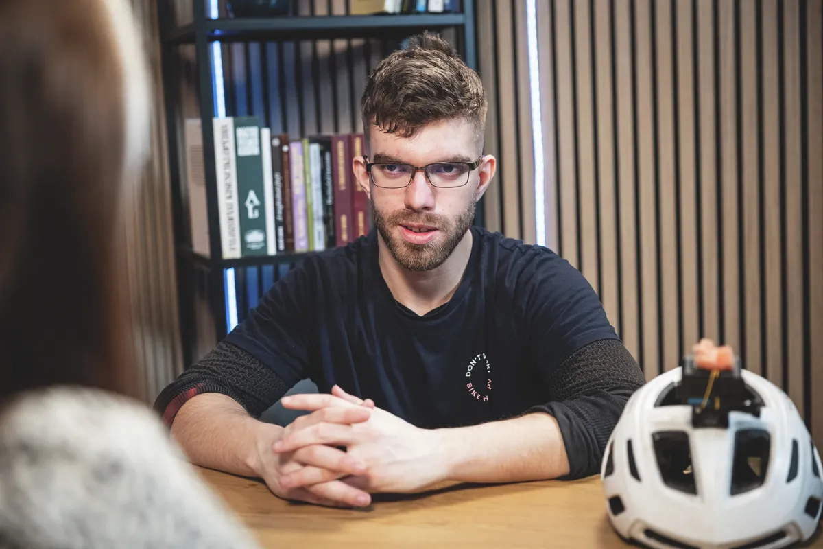 Márton úgy érzi kötelessége cselekednie, ha bűncselekmény gyanúja merül fel az utcán