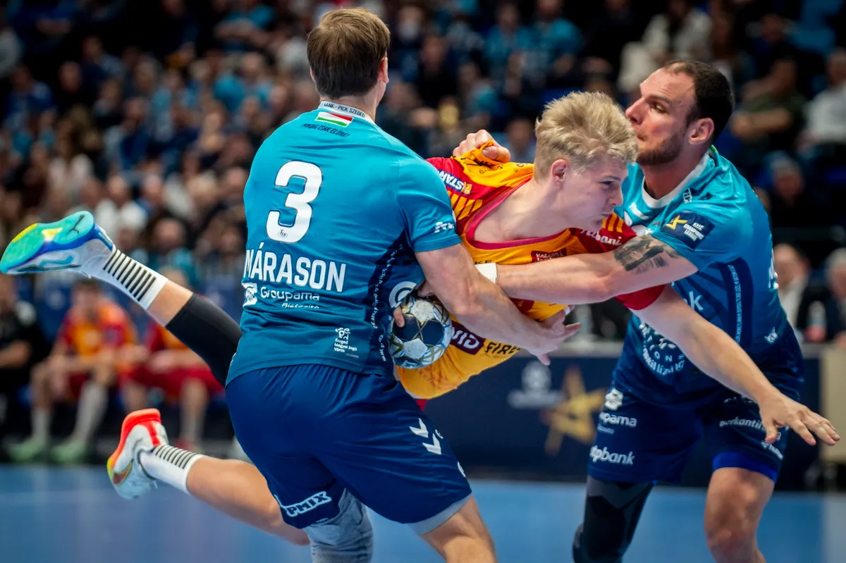 Emil Tonnesen, a dán GOG játékosa (k), valamint Janus Dadi Smárason&nbsp;(b) és Borut Mackovsek, a Szeged játékosai a férfi kézilabda Bajnokok Ligája csoportkörének 13. fordulójában