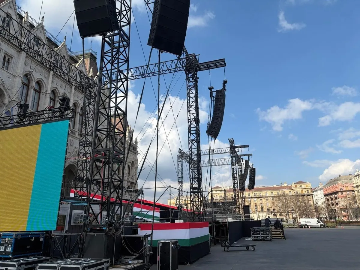 Már zajlanak a március 15-i nemzeti ünnep központi megemlékezéseinek előkészületei a budapesti Kossuth Lajos téren (forrás: Facebook/Kovács Zoltán)
