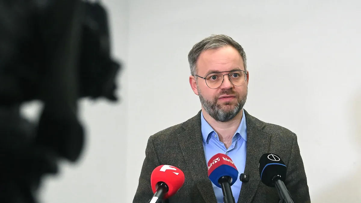 Budapest, 2026. március 12.Orbán Balázs, a miniszterelnök politikai igazgatója (b) és Steiner Attila, a Hegyvidék és Észak-Újbuda fideszes választókerületi elnöke, az Energiaügyi Minisztérium energetikáért felelős államtitkára a kormánypártok országjárásának budapesti fóruma előtt tartott sajtótájékoztatón a XI. kerületi Rubin Hotelben 2026. március 12-én.MTI/Soós Lajos