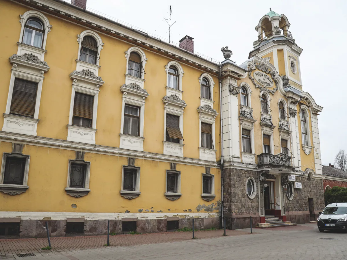 Kalapács alá került a korábban Szolnok nevezetességének tartott, 1928-ban épült Tisza Szálló és Gyógyfürdő. 