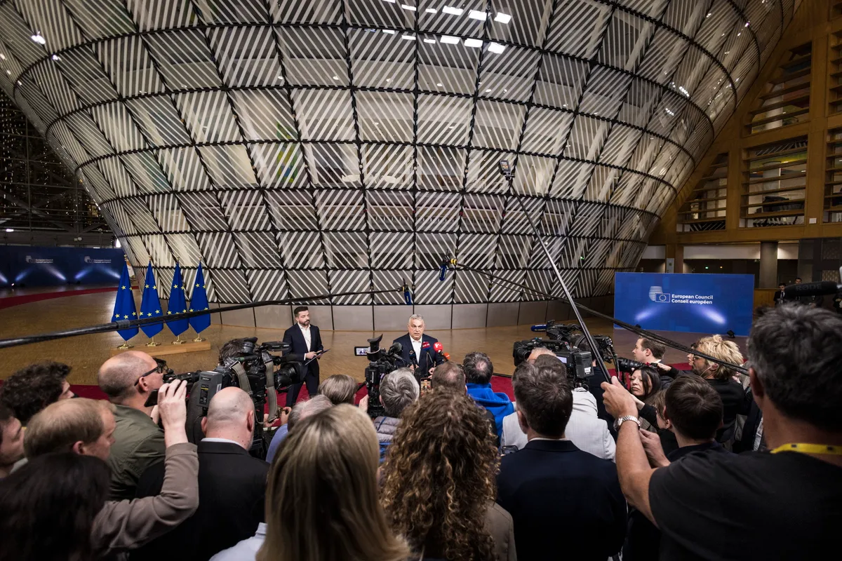 A Miniszterelnöki Kommunikációs Főosztály által közreadott képen Orbán Viktor miniszterelnök (k) nyilatkozik az EU-tagországok állam-, illetve kormányfőinek csúcstalálkozójáról távozva Brüsszelben 2026. március 20-án. Mellette Máté János, a Miniszterelnöki Programirodát vezető államtitkár (Fotó: MTI/Miniszterelnöki Kommunikációs Főosztály/Kaiser Ákos)