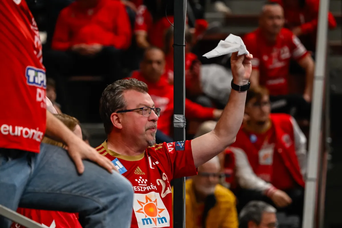 Veszprém, 2026. március 12.
Veszprémi szurkoló a férfi kézilabda Bajnokok Ligája csoportkörében játszott One Veszprém HC - Aalborg Handbold mérkőzésen a One Veszprém Arénában 2026. március 12-én. A mérkőzést az Aalborg Handbold nyerte 38-33-ra.
MTI/Vasvári Tamás