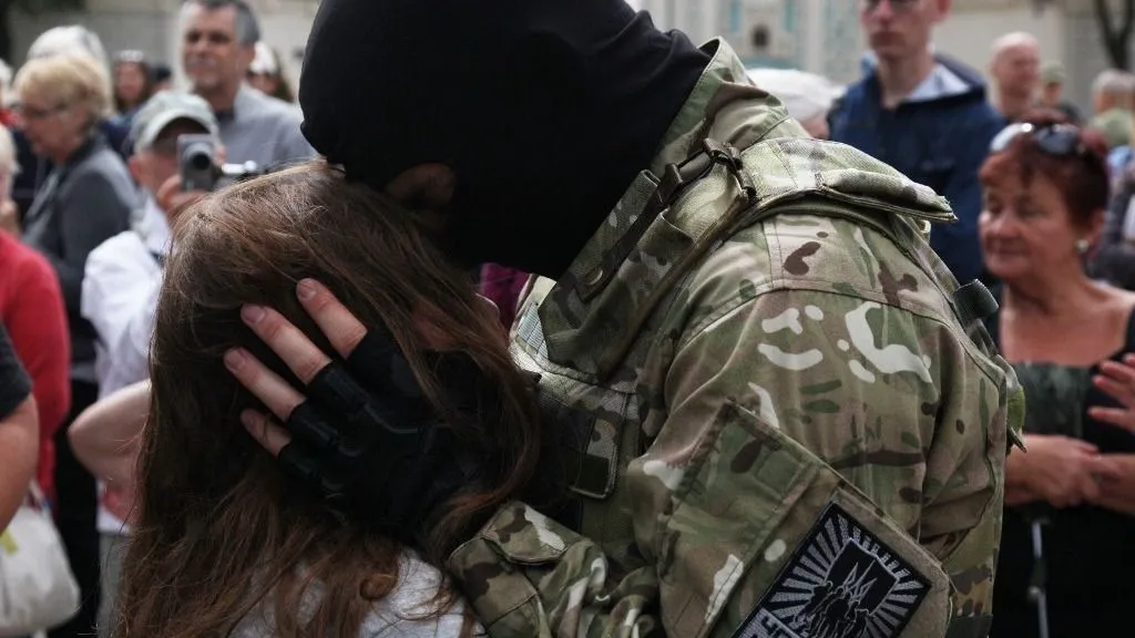 Társkeresőkkel csalogatják el a férfiakat, az utcán civilben vadásznak – új szintre lépett a kényszersorozás Ukrajnában