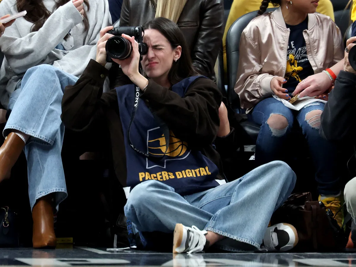 A világ egyik legjobb női kosárlabdázója, Caitlin Clark fotós lett, az Indiana Pacers csapatát fényképezte LeBron Jamesék ellen