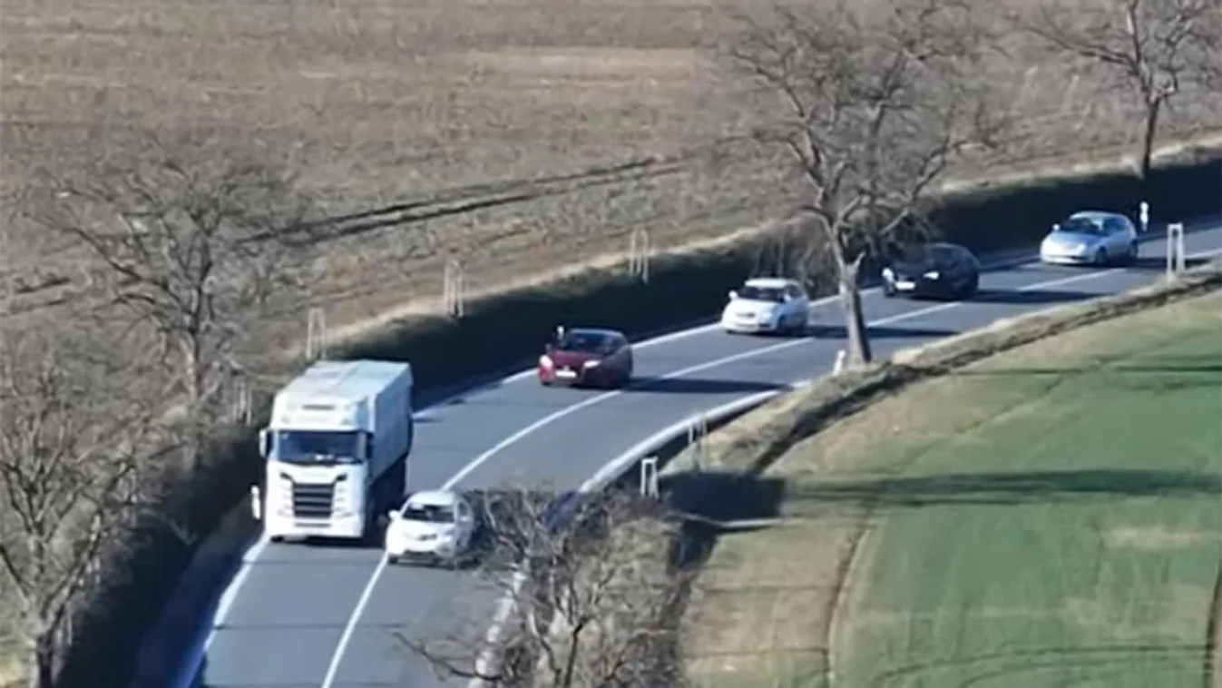 Drónnal vadásztak autósokra a rendőrök, ilyen fogásról álmodni sem mertek – videó Kép