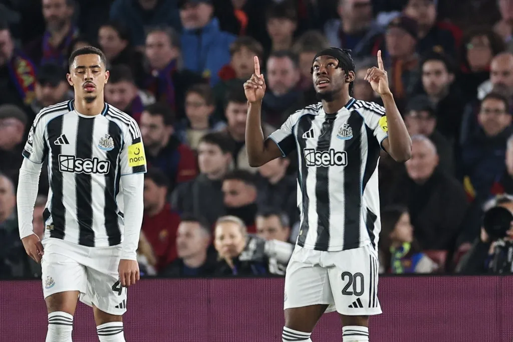 Newcastle United's English midfielder #20 Anthony Elanga (R) celebrates scoring his team's second goal during the UEFA Champions League last 16 second leg football match between FC Barcelona and Newcastle United at the Camp Nou stadium in Barcelona, on March 18, 2026. (Photo by Josep LAGO / AFP)