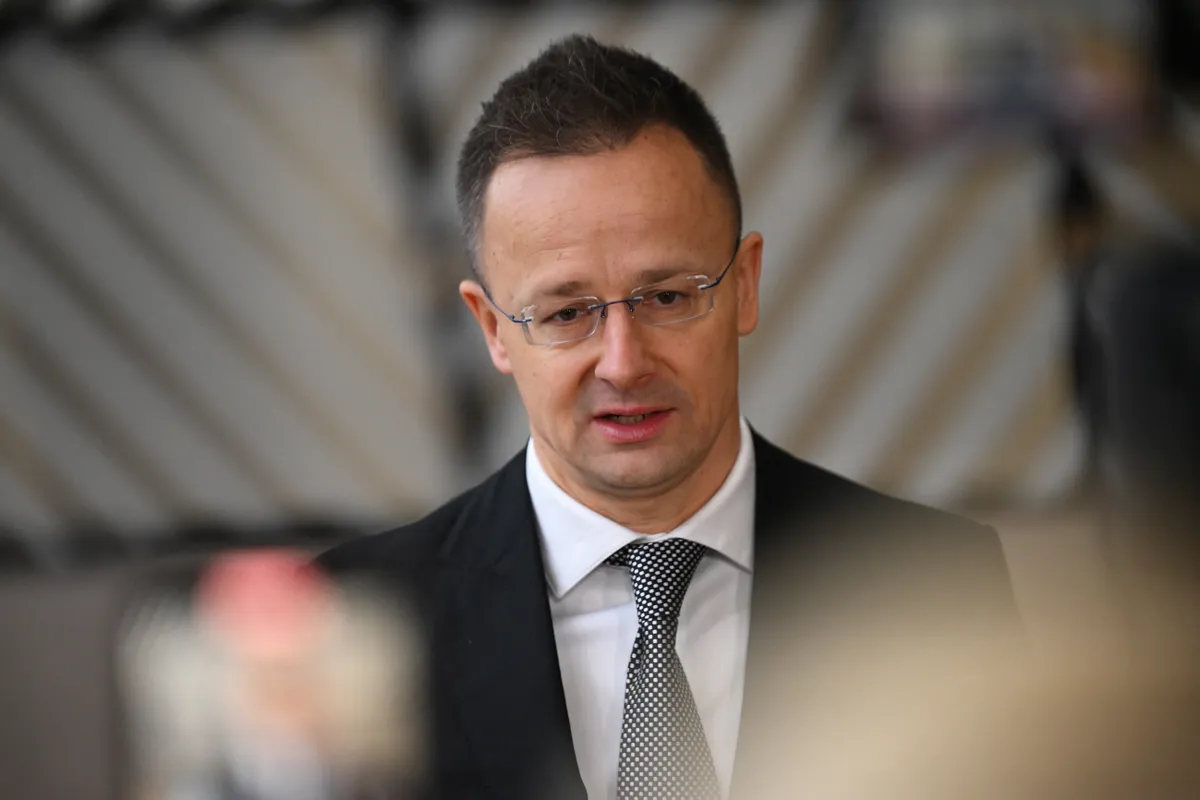 Szijjártó Péter hangsúlyozta, hogy a nagykövetségek és a konzulátusok továbbra is minden segítséget megadnak a kint rekedt magyaroknak