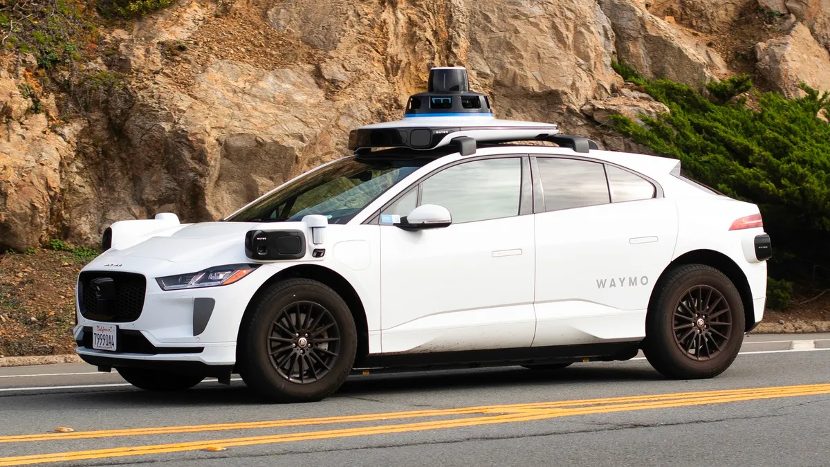 Sem magától, sem gombnyomásra nem nyílt ki a robottaxi csomagtartójának a fedele