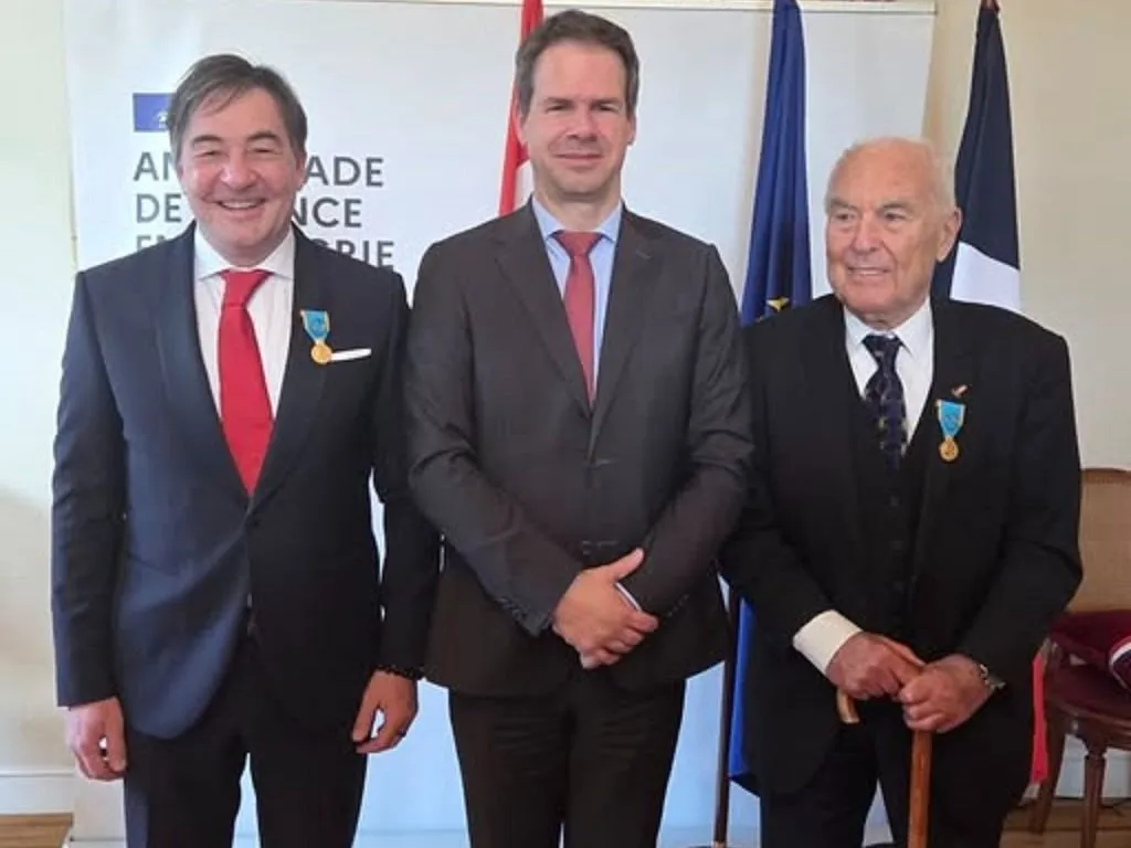 Szabó László (balra) és Kamuti Jenő (jobbra) a francia nagykövet Jonathan Lacote-tal