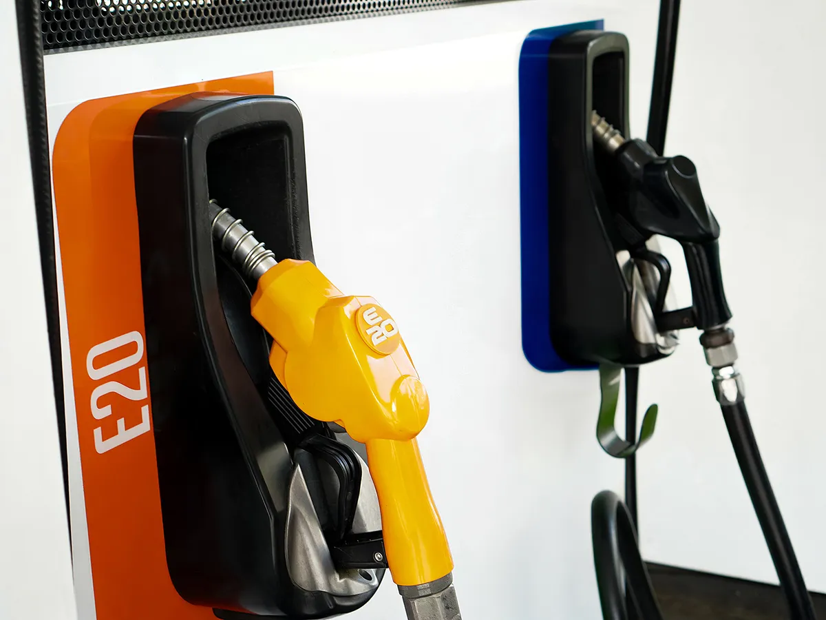 Fuel Pump Nozzles for E20 and Diesel at Thai Petrol Station, Az új E20-as benzin inkább az újabb autókban lesz használható