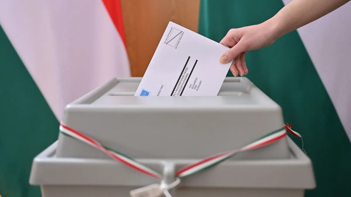 2026-os választás - Szabadka, 2026. április 2.
Leadja az április 12-i magyarországi országgyűlési választások levélszavazatát egy nő Magyarország szabadkai főkonzulátusán 2026. április 2-án. Levélszavazásra a magyarországi lakcímmel nem rendelkező magyar állampolgárok jogosultak.
MTI/Molnár Edvárd