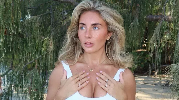 Krokodilok előtt vetkőzött Bonnie Blue – sikítva ugrott el az állattól