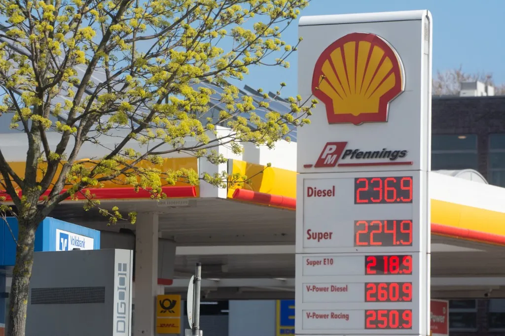A general view of fuel prices is seen at a Shell station in Bonn, Germany, on April 1, 2026, as Germany implements new rules to address rising gas prices amid a deepening Middle East crisis. (Photo by Ying Tang/NurPhoto) (Photo by Ying Tang / NurPhoto via AFP), Ezek a benzin árak még a múlt hét közepi állapotokat tükrözik Németországban