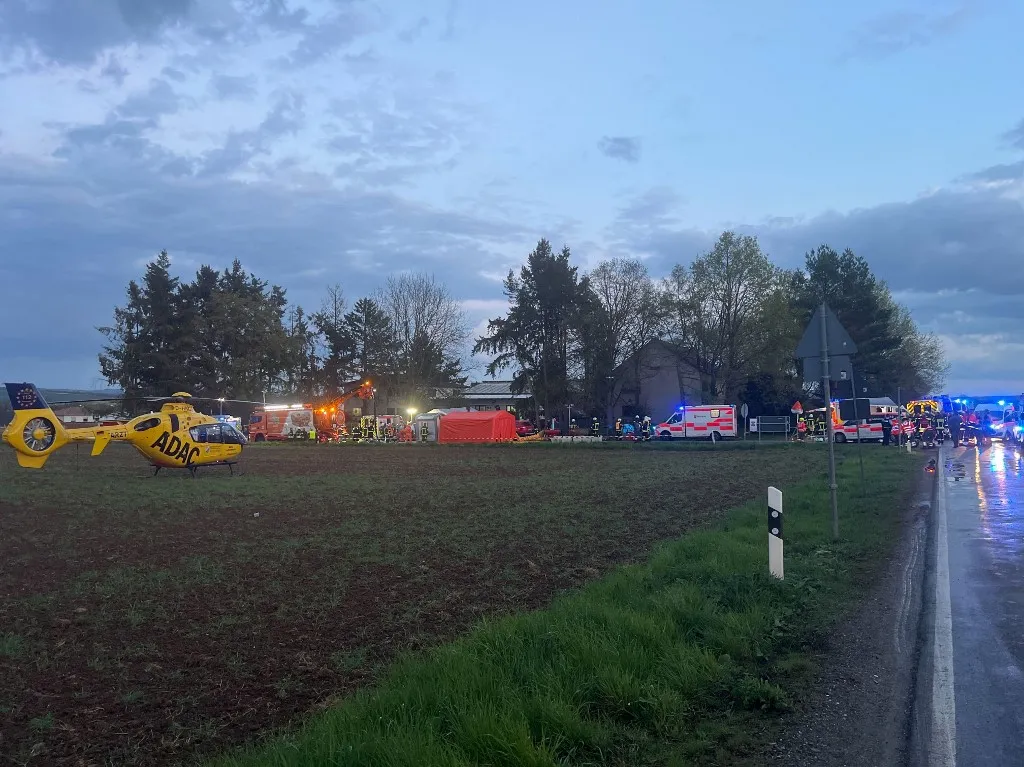 Súlyos üzemi baleset történt egy németországi bőrfeldolgozó üzemben Runkelben: három munkás meghalt, ketten életveszélyesen megsérültek. - 16 April 2026, Hesse, Runkel: Emergency services are deployed in Runkel, Hesse. Several people have died in an accident at a leather factory and fur tannery in Runkel. Other people were seriously injured and taken to hospital, according to the state Ministry of the Interior. Photo: Sascha Ditscher/dpa (Photo by Sascha Ditscher / dpa Picture-Alliance via AFP)