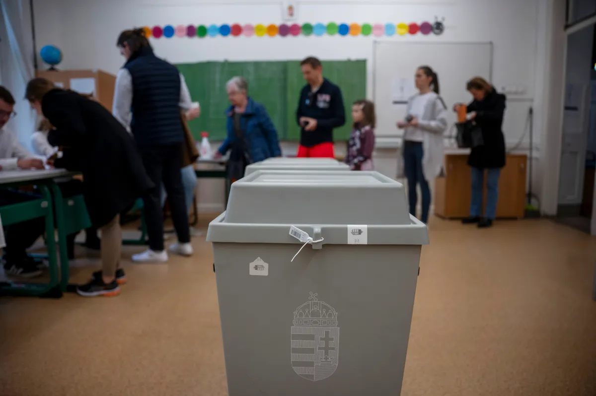 Budapest, 2026. április 12.
Szavazók az országgyűlési választáson a budapesti Áldás utcai Általános Iskolában kialakított szavazókörben 2026. április 12-én.
MTI/Balogh Zoltán