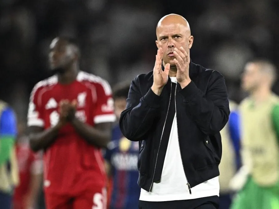 Liverpool's Dutch coach Arne Slot reacts at the end of the UEFA Champions League quarter-final first leg football match between Paris Saint-Germain (PSG) and Liverpool FC at the Parc des Princes stadium in Paris on April 8, 2026. (Photo by JULIEN DE ROSA / AFP)