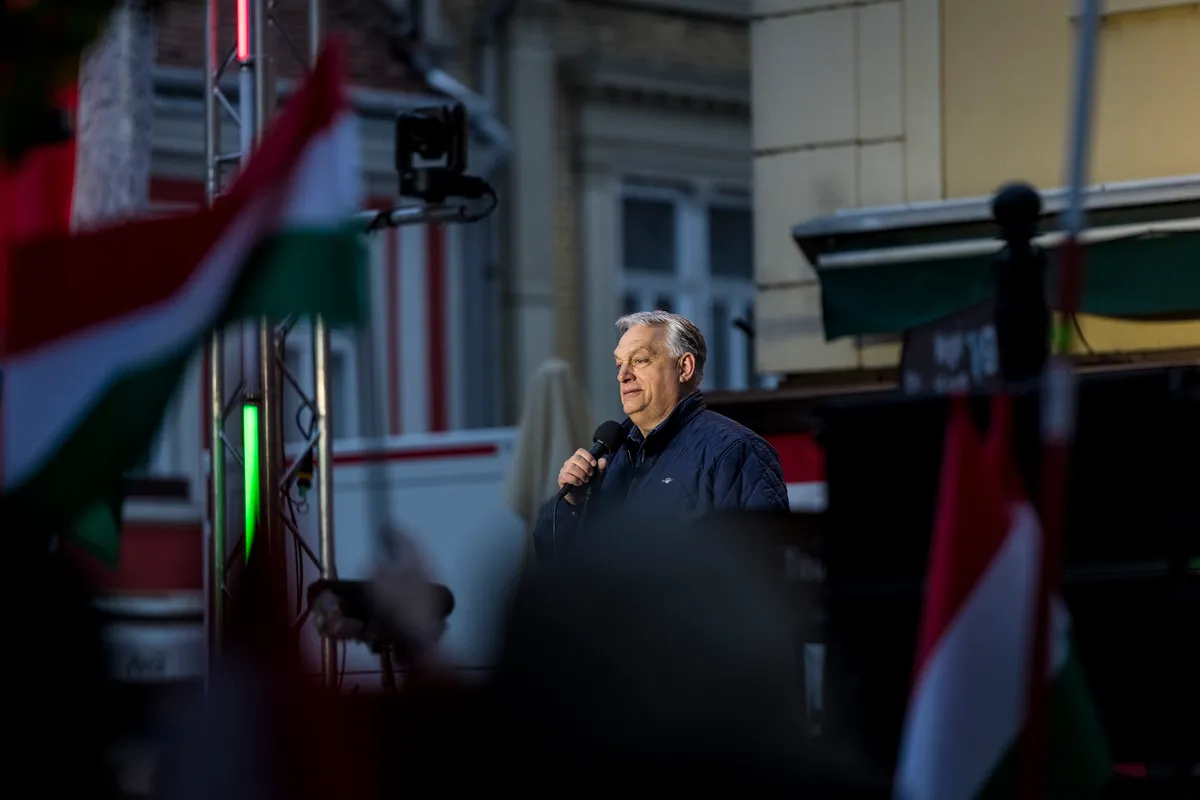 Orbán Viktor miniszterelnök, a Fidesz elnöke országjárásának székesfehérvári állomásán, a Városház téren 2026. április 10-én.
MTI/Miniszterelnöki Kommunikációs Főosztály/Kaiser Ákos