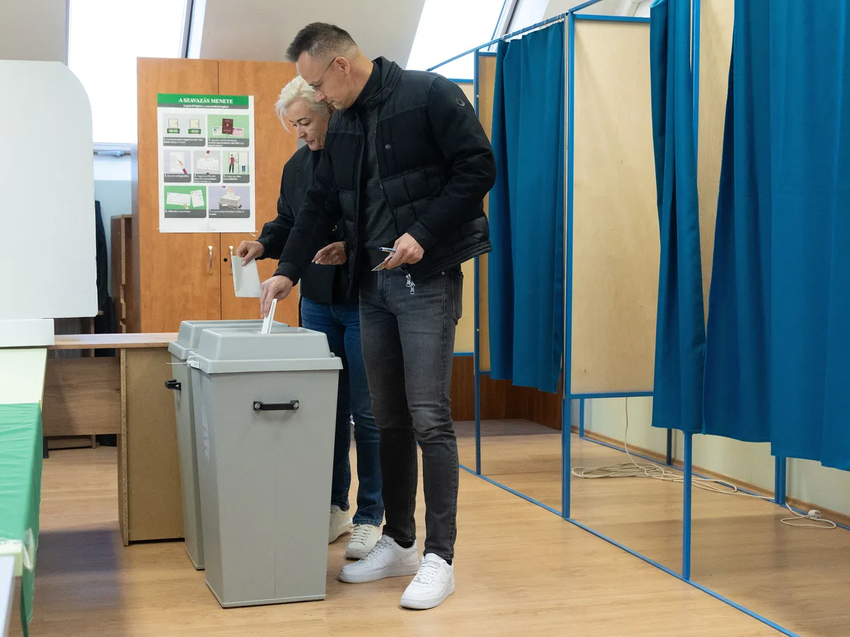 Dunakeszi, 2026. április 12.
Szijjártó Péter külgazdasági és külügyminiszter és felesége leadja szavazatát az országgyűlési választáson Dunakeszin, a Kinizsi Sportklubban kialakított szavazókörben 2026. április 12-én.
MTI/Kocsis Zoltán