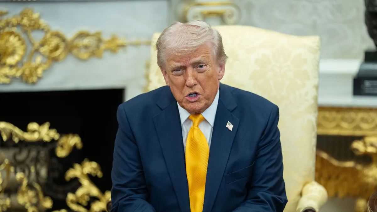 Washington, 2026. március 19.
Donald Trump amerikai elnök újságíróknak nyilatkozik a Takeicsi Szanae japán miniszterelnökkel tartott találkozóján a washingtoni Fehér Ház Ovális irodájában 2026. március 19-én, az Irán elleni amerikai-izraeli hadművelet kezdete után három héttel. Trump közölte, hogy az Egyesült Államok nem készül szárazföldi erőket küldeni Iránba.
MTI/EPA/CNP pool/Aaron Schwartz