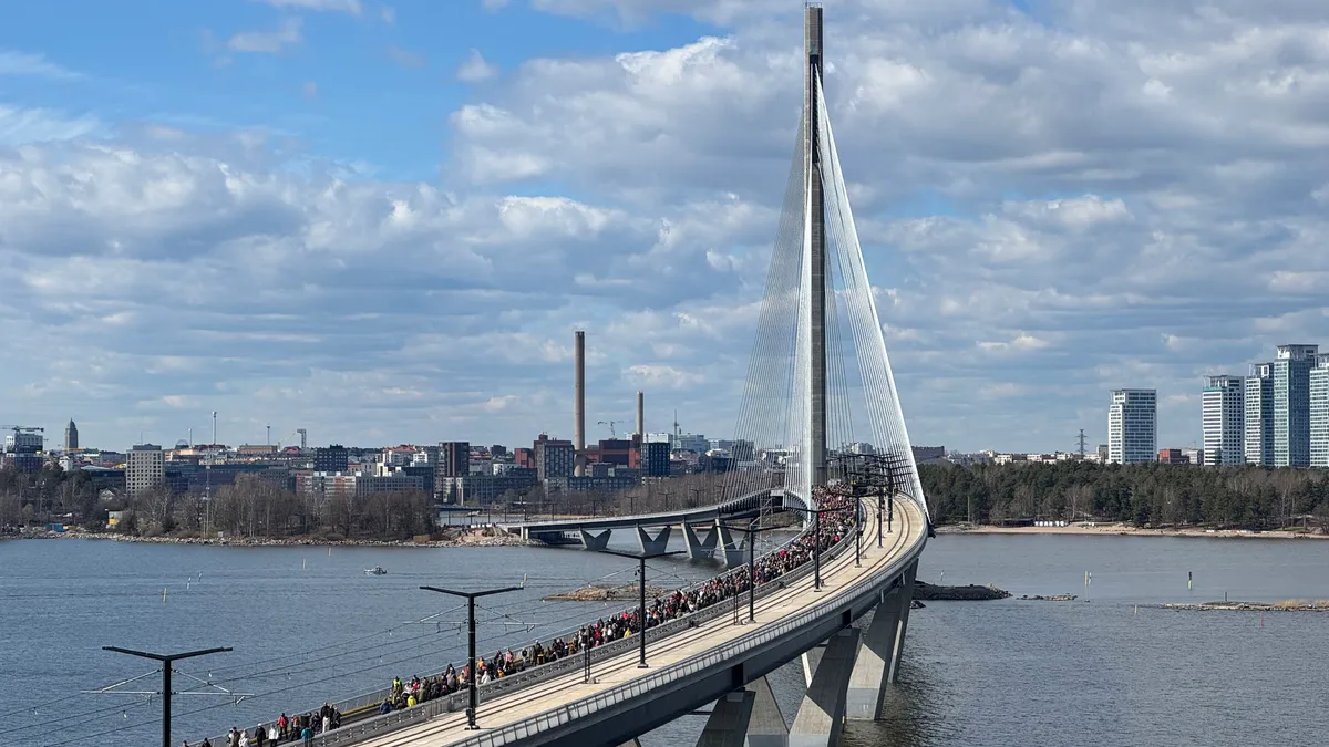 Átadták a világ egyik legkülönlegesebb hídját, máris rengetegen járnak a...