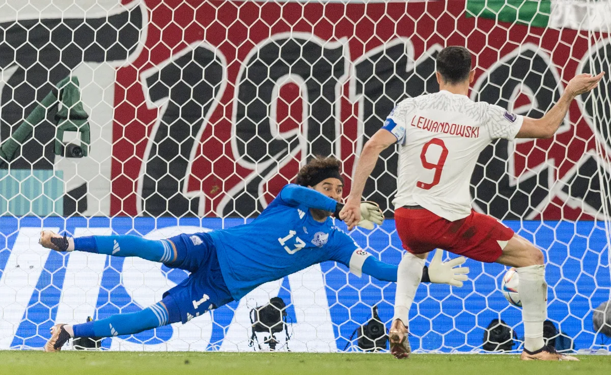 Guillermo Ochoa , Robert Lewandowski during the World Cup match between Mexico v Poland, in Doha, Qatar, on November 22, 2022. (Photo by Foto Olimpik/NurPhoto) (Photo by Foto Olimpik / NurPhoto via AFP)